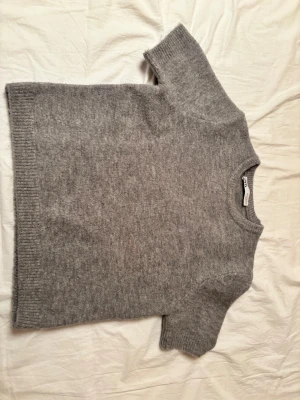 Stickad går kortärmad tröja!!  - Så snygg stickad tröja, så simpel och snygg som passar till allt, den är i storlek M men skulle säga att den är en xs eller s i storleken egentligen 🌷🌷