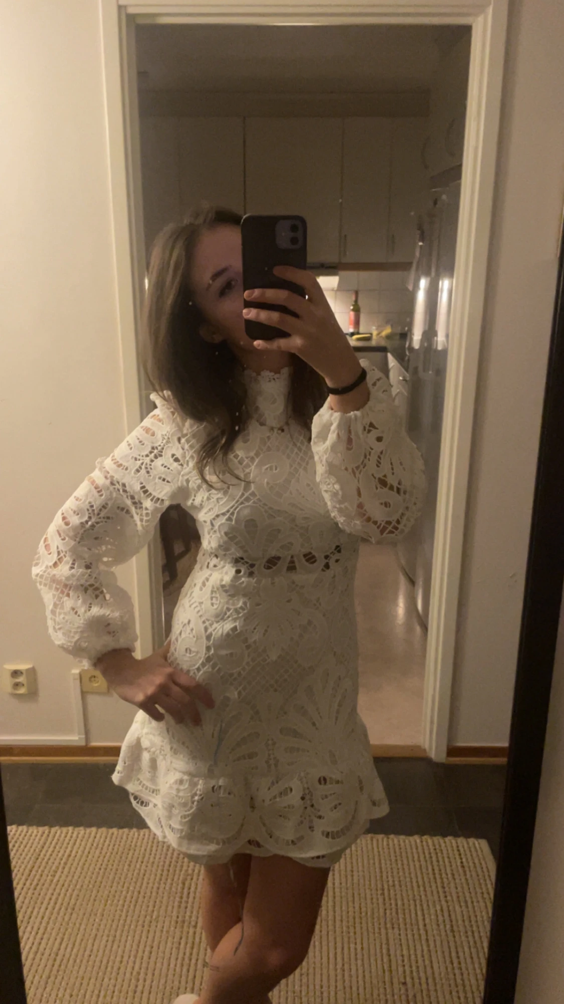 Vit spetsklänning med volang - 2