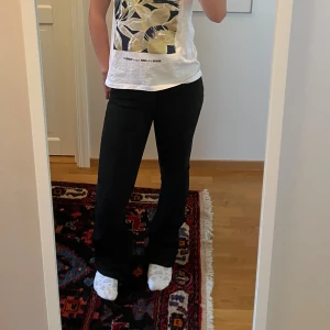 Svarta bootcut jeans - Jättesköna svarta bootcut jeans från zara! Storlek 34 och färgen tvättas inte ur så de blir grå utan är verkligen svarta!!