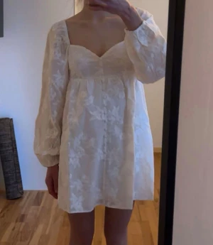 Klänning - Button down dress från Ginatricot, slutsåld på hemsidan🤍 endast använd en gång därav som ny!