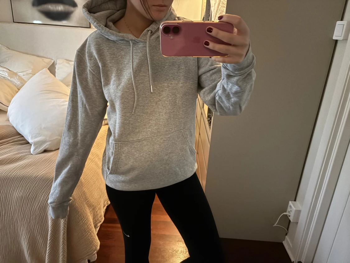 Grå hoddie  - 2