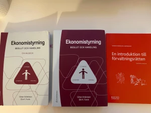 Kurslitteratur böcker  - Ekonomistyrning Beslut och Handling av Göran Andersson och Elin K. Funck. Ekonomistyrning Beslut och Handling med övningsboken är en bok av Göran Andersson och Elin K. Funck. Boken behandlar ekonomistyrning.  En introduktion till förvaltningsrätten 14e upplag. (Helt ny)