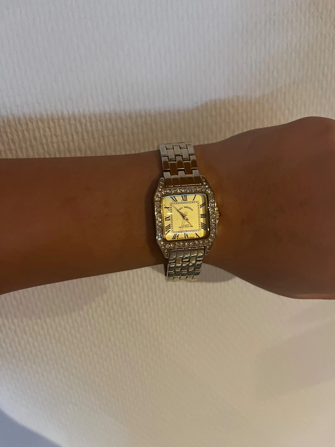 Guldfärgad fyrkantig klocka med stenar - 2