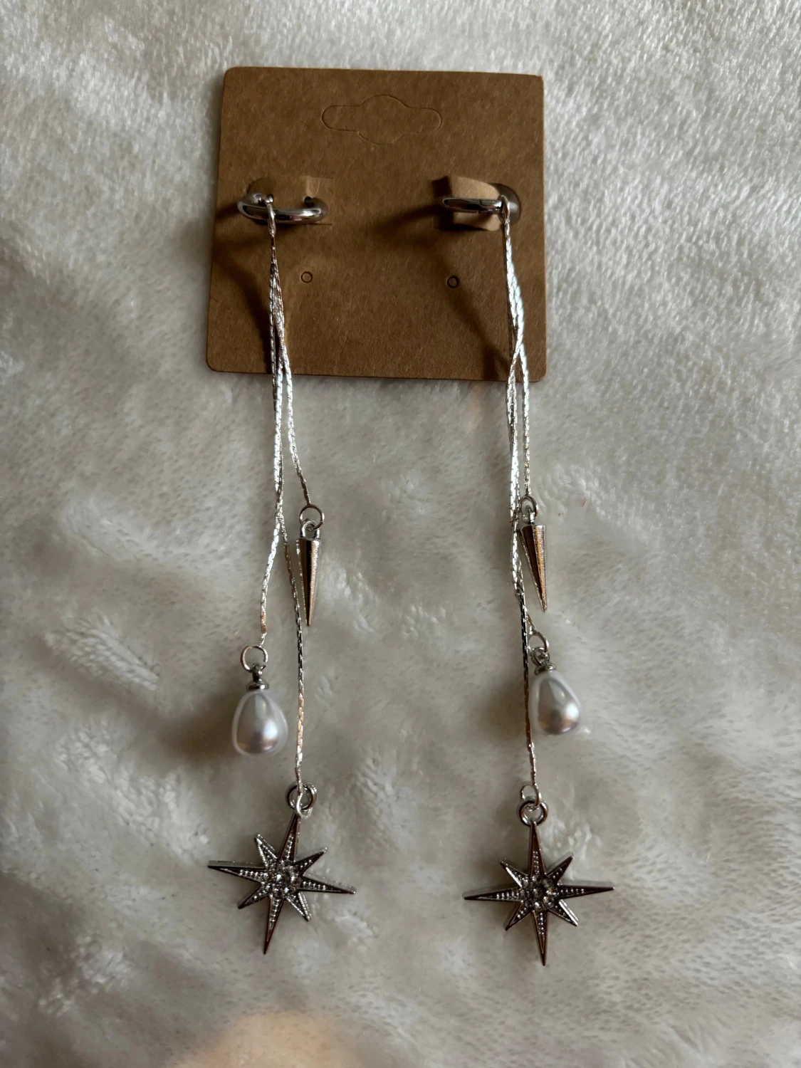 Långa örhängen med stjärna och pärla