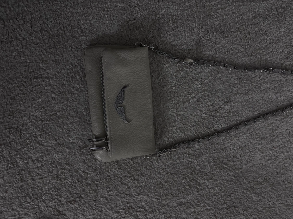 Grå axelväska med kedjerem