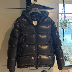 Moncler Ecrins Jacka - Storlek 5 / XL (passar L) Bra skick utan rivningar Köpt på NK i stockholm 2021.  (Modellen säljs inte längre) Varan är 100% autentisk, bara att höra av dig vid fler bilder eller funderingar. Fraktar samma dag före 21:00✅