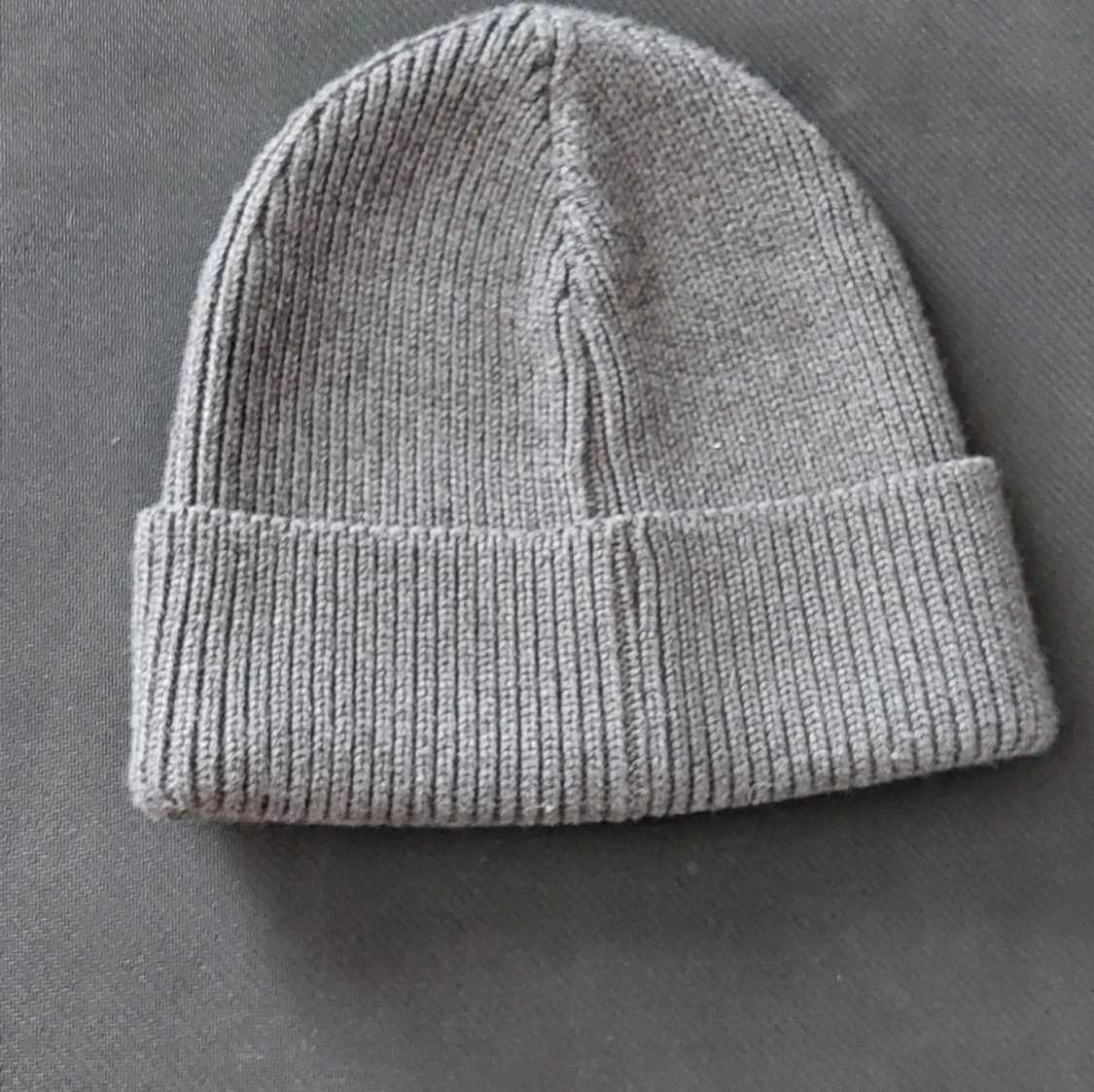 Grå ribbad mössa från Moncler - 1