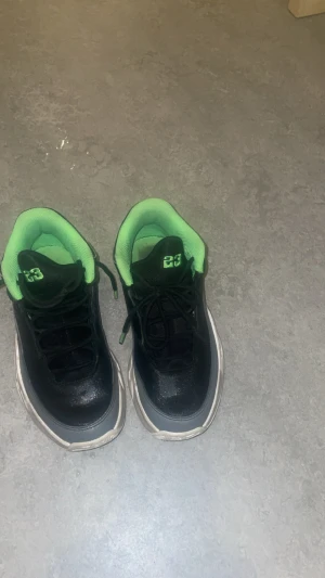 Svart gröna skor från märket Jordan - Svart gröna skor från märket Jordan. Dom här skorna är i ett bra skick och håller dina fötter varma under vintern. Dom här skorna är köpta från en Jordan affär och dom är helt äkta. Jag säljer dom här skorna i storleken 38.