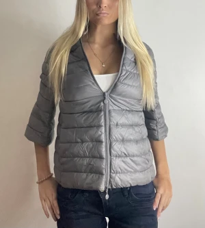 Grå trekvartsärmad jacka!  - FÖLJ FÖR LIKNANDE❤️ snygg Herno liknande jacka med trekvartsärm! Går utmärkt att ha en tjocktröja under! Inga defekter, storlek S! Tryck köp nu! TK-0085