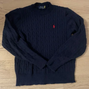 Kabel stickad Ralph Lauren tjocktröja - Jag saljer min kabel stickade Ralph Lauren tjocktroja eftersom att jag kopte den i fel storlek. Det är storlek S men den har krympt pyttelite i tvätten. Den är använd en gäng och är som helt ny.