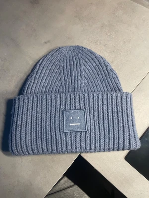 Acne studio mössa - Säljer min ritkigt snygga acne mössa i ljusblå färg, tycker inte mössa passar mig super bra nu för tiden så därför jag säljer, nästan som helt ny och snygg nu till vintern, snälla hör av er om ni har funderingar ❤️❤️