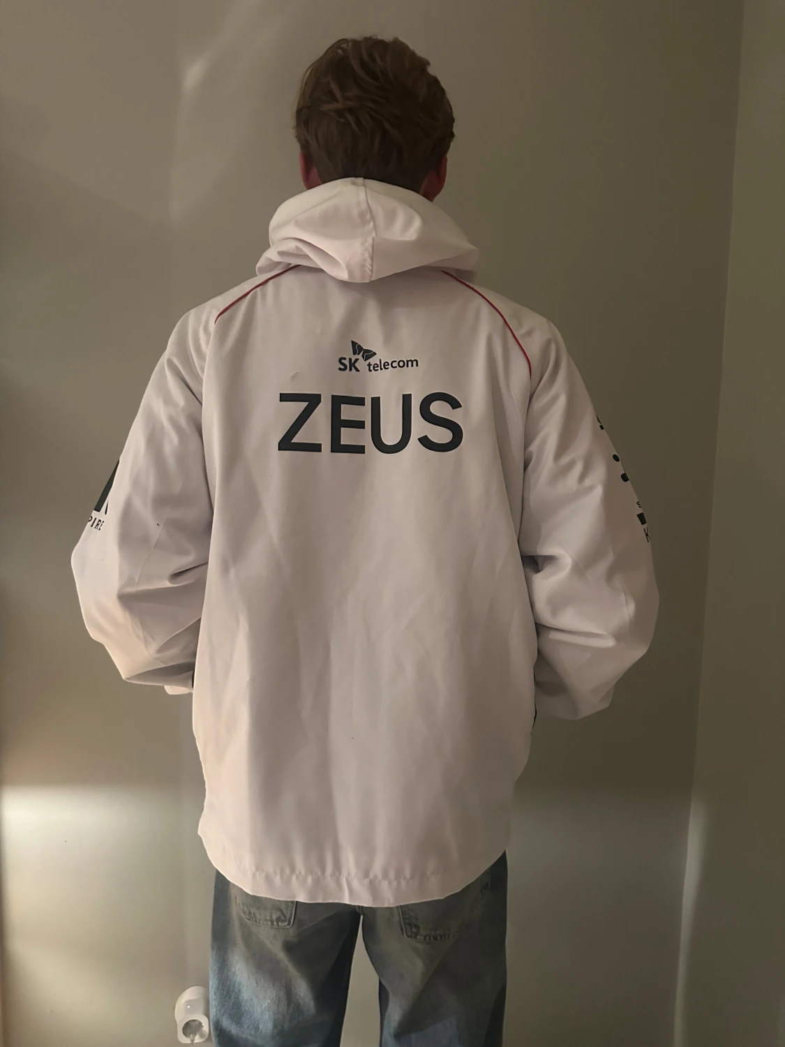 Vit vindjacka T1 x Mercedes Zeus - 3