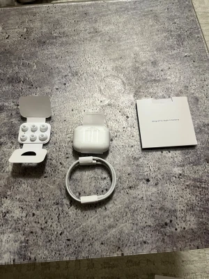 AirPods Pro generation 2 USB-C - Säljer ett par AirPods Pro 2, generation 2 i bra skick.   AppleCare gäller till 2026.  Kommer med kartong, USB-C kabel, och extra öronpluggar.