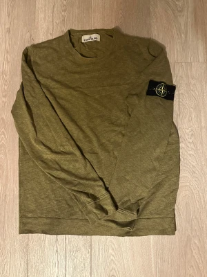 Stone Island tjocktröja - Snygg tjocktröja från stone island, köpt för några år sedan men är som ny, har tagit väl hand om den. Skriv ifall du har några frågor, tröjan är originell qr koden på insidan går att skanna och visar att den är legit 