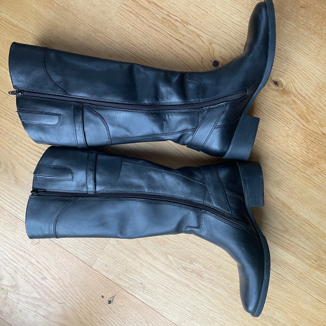 Svarta stövlar i skinn från Esprit