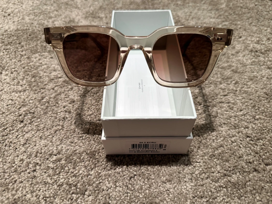 CHIMI solglasögon ecru transparent