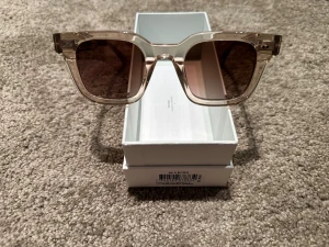 CHIMI solglasögon ecru transparent - Säljer ett par Chimi solglasögon 04 Ecru. Superfint skick endast använda 3ggr inga repor i glaset superfina. Nypris 1400kr på Chimis hemsida. Orginalförpackning finns kvar.