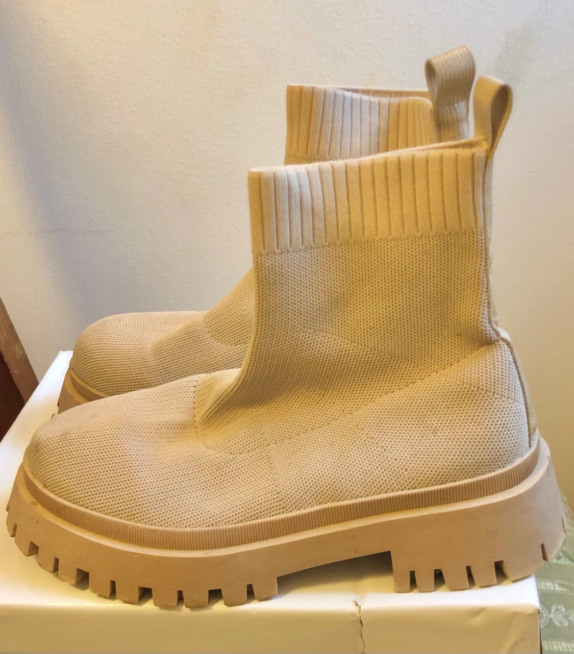 Beige stickade boots med grov sula - 1