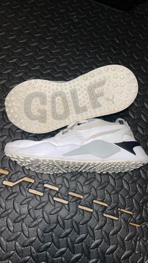 Puma golfskor - Bra skick lite fläckar som kan gå bort med någon medel. Annars bra skick inga konstigheter 