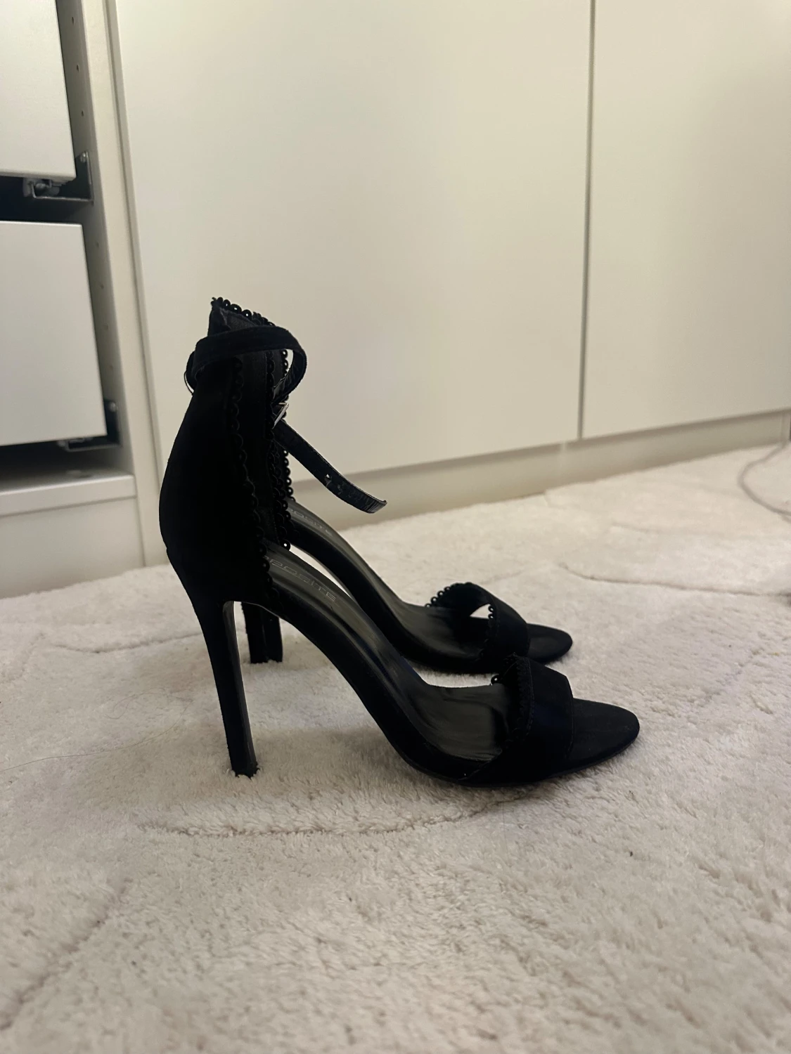 Svarta mocka-pumps från Opposite