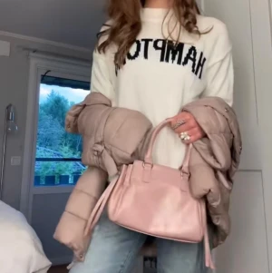 Vit stickad HAMPTONS tröja - Oanvänd tröja från fashion tiger, såå fin men tyvärr kommer den inte till användning.💞