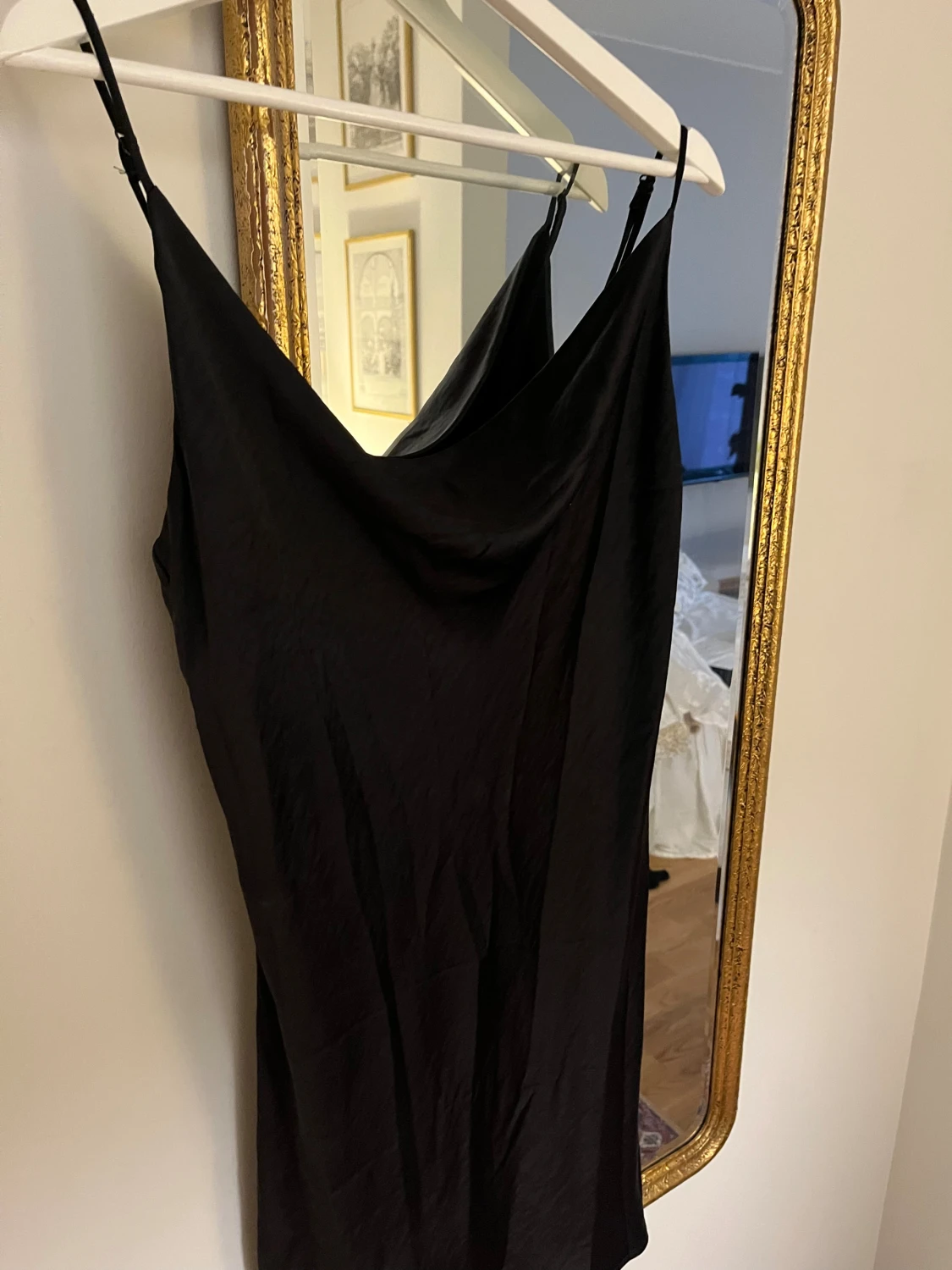 Svart satin klänning från ginatricot - 2