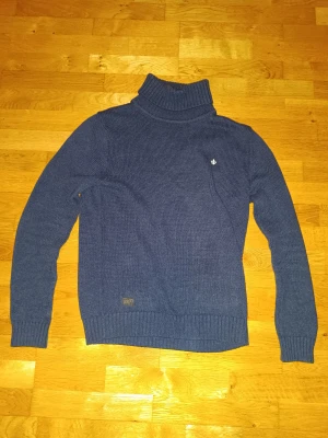 Stickad Morris tröja  - En stickad Morris tröja i storlek xs, men sitter som en S. Mycket bra skick. Marinblå 