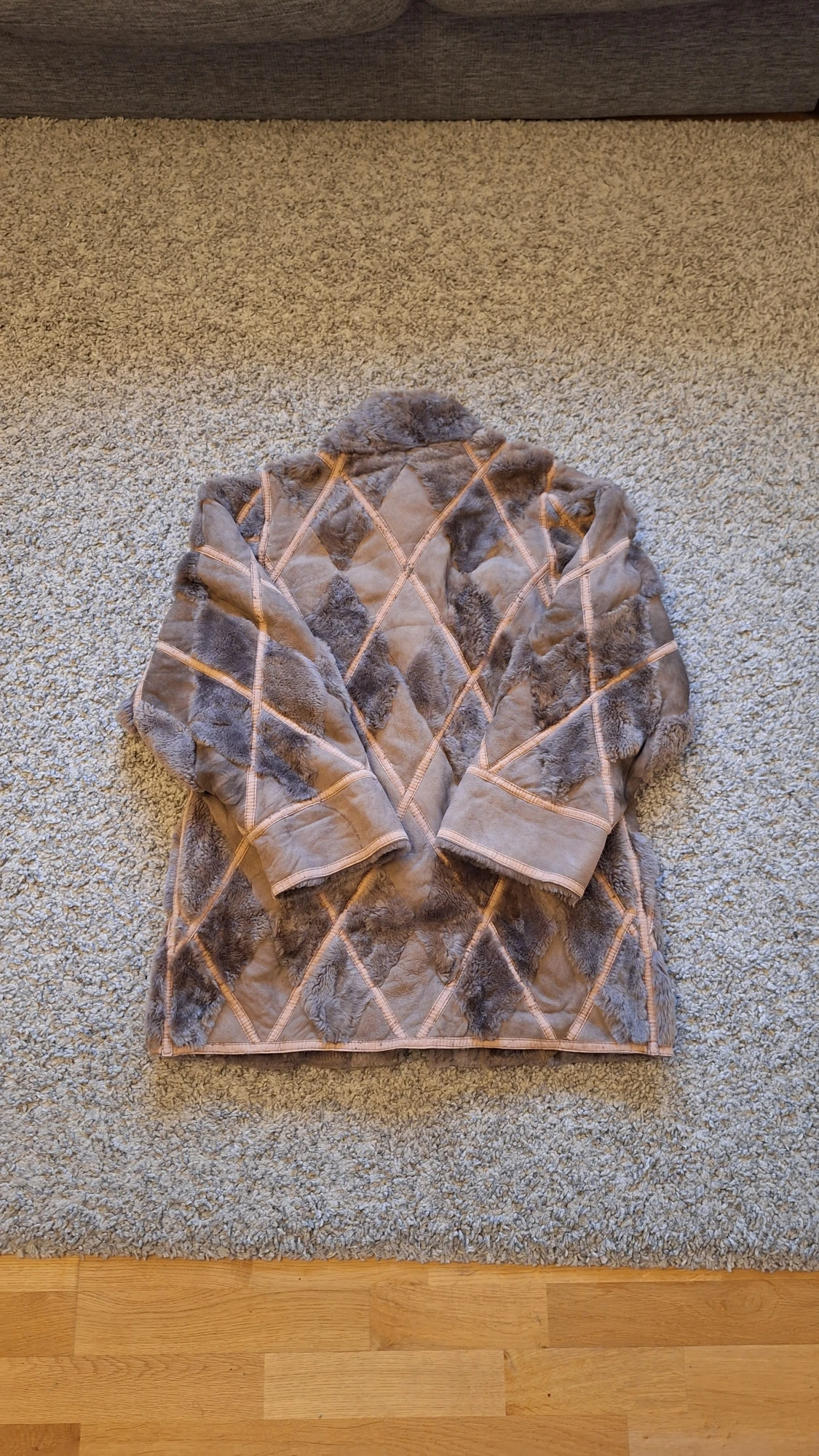 Brun jacka med knappar och plysch - 1