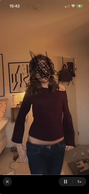 Vinröd croppad tröja med bred hals - Snygg vinröd croppad tröja från Gina med bred halsringning och långa ärmar. Tröjan har en tight passform över midjan  Perfekt för dig som gillar stilrena och trendiga plagg med lite edge.