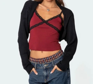 Svart ribbad bolero - Säljer en svart bolero från Edikted i storlek xs.