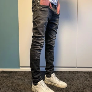 Replay jeans - Tja dessa Replay Jeans är i modell Jondrill men sitter precis som anbass. Storleken är 30/32, modellen på bilden är ca 176 och väger 57 och sitter lite stort i midjan så skulle säga att de sitter bra på någon som väger 58-62. Jeansen har lite små slitningar, kan skicka närbild på slitningarna om det behövs. Priset är ej hugget i sten!