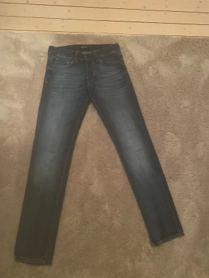 Jeans - Säljer ett par blå jeans från Jack & Jones. Dem har en snygg tvätt och väldigt bra skick. W: 28 L: 32
