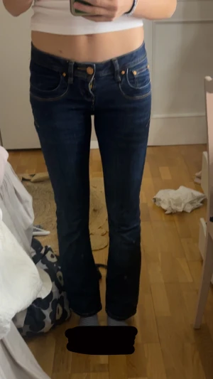 LTB lågmidjade jeans mörkblå valerie  - Dem är i w24 L30! Använt sparsamt och köptes ungefär för 900kr. De är mest straight men pyttelite utsvängda längst ner. priset kan alltid diskuteras! Skriv om ni har några funderingar🥰🥰