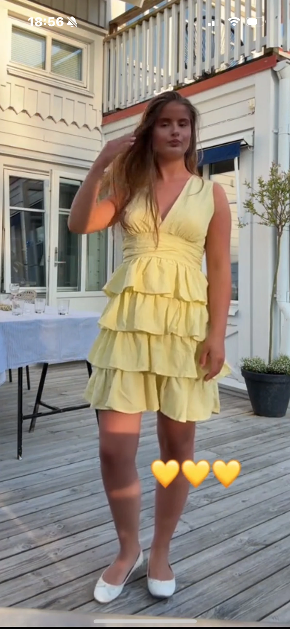 Gul volangklänning med v-ringning - 1