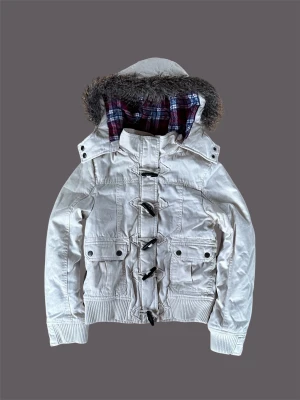 Vintage jacka  - I am sellig this vintage jacket with faux fur in a 158 size (fits an XS in my opinion) from the brand: Reserved Kids  Measurements: Length from shoulder down: 50cm Width across at the bottom: 38cm  Write to me for other questions💕