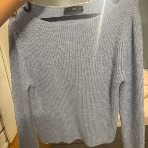 Ljusblå stickad tröja från Mango - Superfin ljusblå stickad tröja från Mango med ribbad struktur. Tröjan har en klassisk rund halsringning och långa ärmar. Perfekt för lager-på-lager och enkel att matcha med jeans eller kjol. Den är i storlek S🩷 ganska använd men fortfarande bra skick🩷