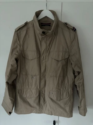 Snoot jacka - Beige sjukt snygg trendig och populär Snoot jacka i storlek M. Inga hål eller fläckar och i använt men bra skick! Superfin på perfekt till vinterhalvåret och passar till allt! Sälja för ett steal pris!