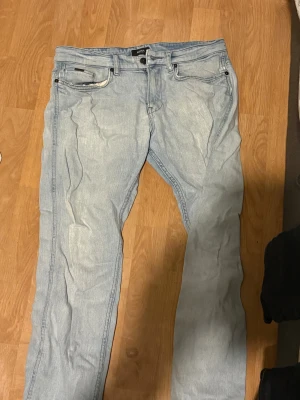 Ljusblå jeans från Hugo Boss - Snygga ljusblå jeans från Hugo Boss med klassisk femficksdesign och raka ben. Jeansen har en modern passform och är tillverkade i mjukt denimtyg som ger en skön känsla. Perfekt för dig som gillar stilrena och tidlösa jeans.