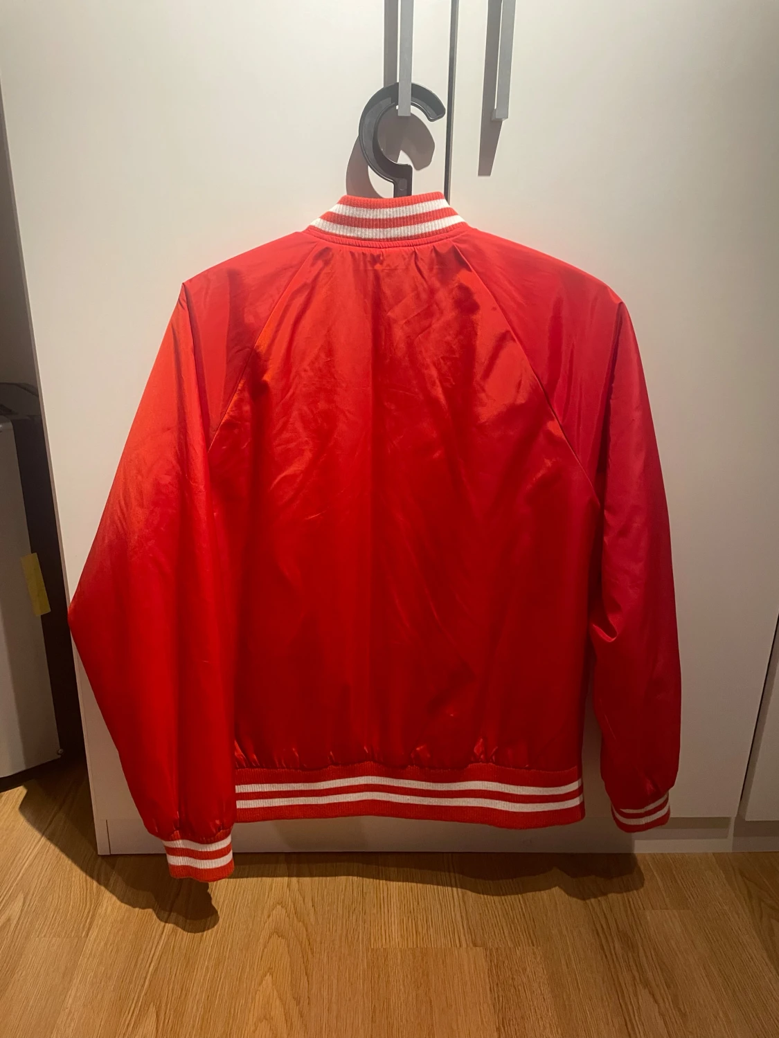 Röd bomberjacka  - 1