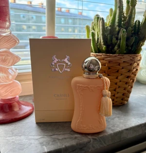 Parfums de Marly Cassili 75ml - Cassili från Parfums de Marly i en snygg, lyxig flaska. Volym: 75 ml. Perfekt för dig som vill sticka ut med en exklusiv parfym i samlingen. Endast testad! 
