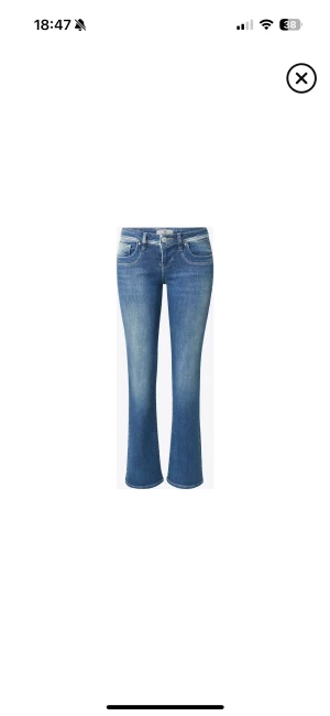 Blå bootcut jeans från LTB - Snygga blå jeans från LTB med klassisk femficksdesign och bootcut-ben. Jeansen har en medelhög midja och är tillverkade i mjukt denimtyg med lätt tvättad look. Perfekta för dig som gillar en avslappnad men stilren vibe.