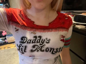 Harley Quinn cosplay tröja  - Harley Quinn cosplay tröja i storlek s-xs-xxs. Riktigt snygg och “screen-accurate”. Anpassad av mig själv så den blev snyggare och du kan lita på att jag gjort detta in i minsta detalj😅 