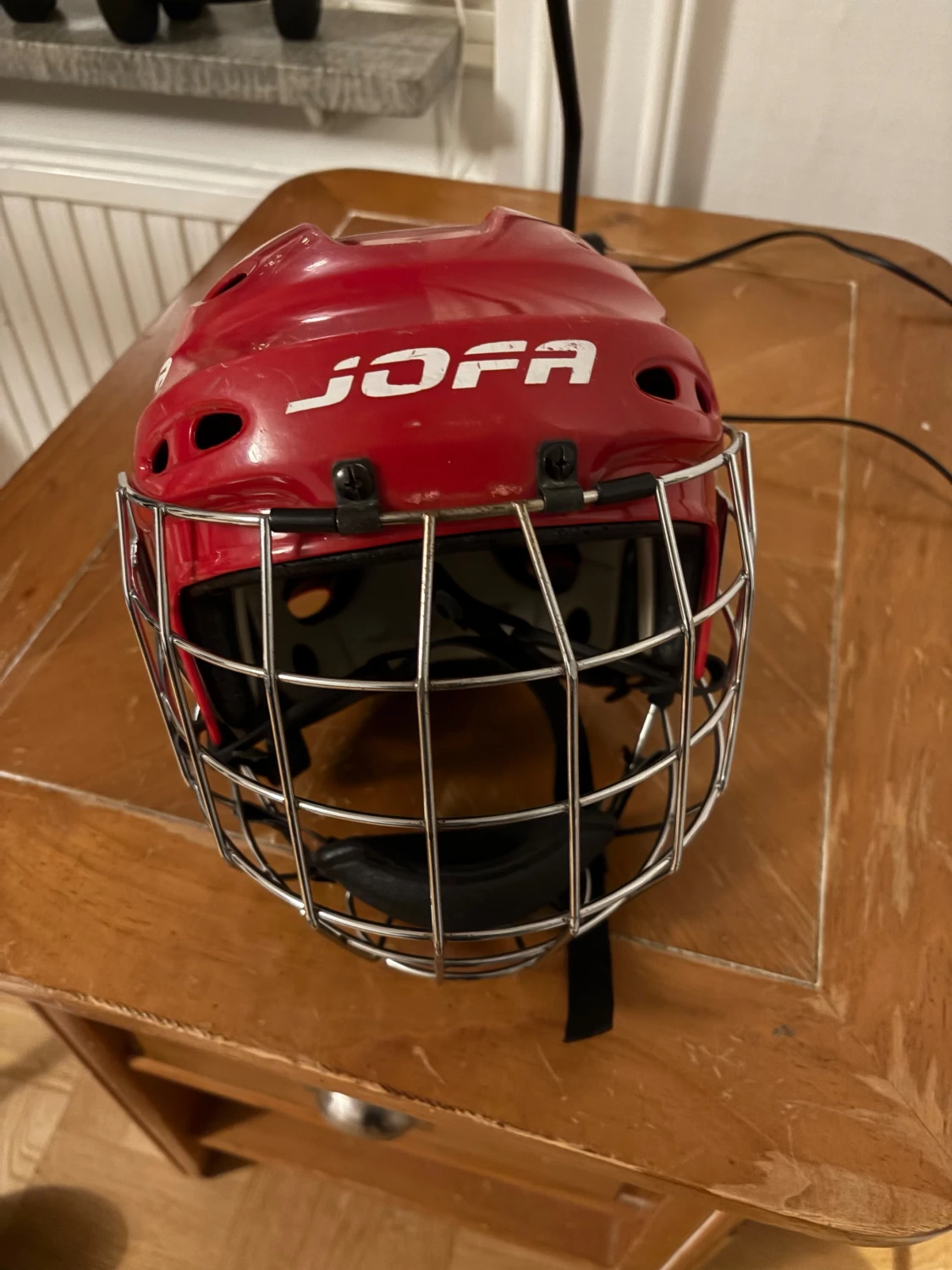 Röd hockeyhjälm Jofa med galler