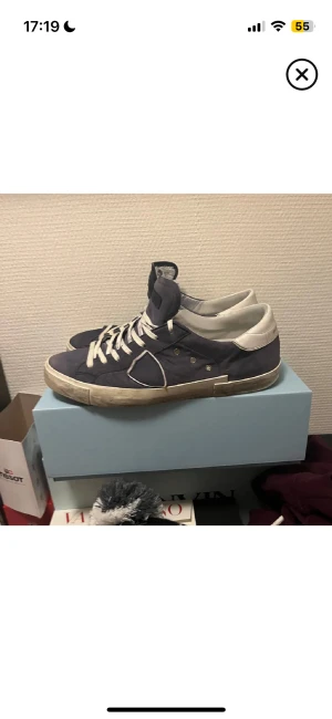 Philippe Model skor - Säljer nu mina Philippe model då jag börjar bli sugen på nytt. Skorna har ett fabriksfel som ni kan se på andra bilden då det inte står Philippe model på båda skorna, men de är inget man tänker på. Dem är köpta från kicks N stuff i Gbg. Skorna är annars i bra skick, mockan har blivit lite förstörd på vissa ställen men inte mycket så typ 8/10 skorna, extra snöre och box ingår. Skriv för frågor och liknande.😀😀