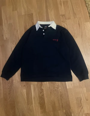 Rugby tröja Sebago - Säljer denna extremt bekväma rugby tröja frän Sebago. He fint broderi pa bröstet men annars en simpel design med vit krage. Storlek L men passar som M om du föredrar en mer loose fit över slim Välbevarad i bra skick (meddela om du vill se mer av tröjan) Accepterar rimliga bud. 100% bomull  