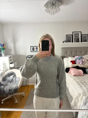 Tjock stickad tröja  - Säljer denna tjockare stickade tröja från Ginatricot. Väldigt mysig och varm. Ljusgrå. 