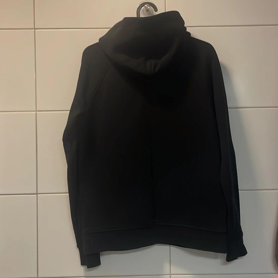Svart hoodie från GANT med broderad logga - 1