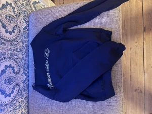 Marinblå hoodie från Gina Tricot - Snygg marinblå hoodie från Gina Tricot med vit text 'Dansar vidare livet' på. 