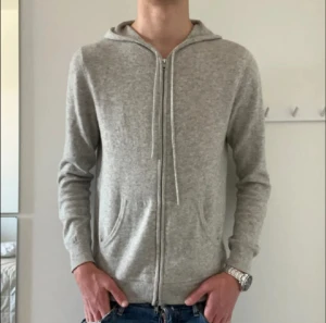 John Henric hoodie  - Hej😊 säljer nu en grå Kashmir zip up från John Henric! Storlek XS men passar S. Skick 10/10✅ hör av dig vid några frågor! 