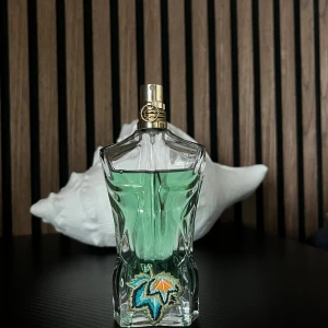 Jean Paul Gaultier Le Male parfym -  Cirka 65/75 ml kvar säljer för känner inte att jag har användning till den så mycket Ikonisk parfymflaska formad som en manlig torso med mintgrön vätska. Flaskan har en broderad detalj i blått, orange och grönt framtill samt ett guldfärgat sprayhuvud. Perfekt för dig som gillar unika och snygga flaskor.